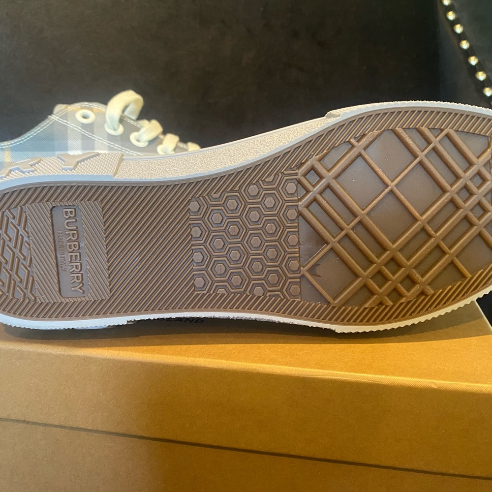 Burberry - Picture 6 of 7